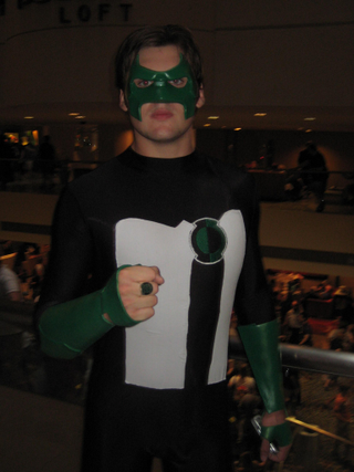 Illustration for article titled Green Lantern cosplay that looks cooler than the movie costume